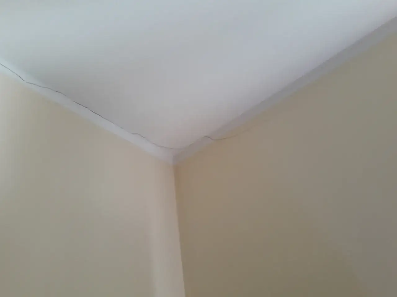 Pękające ściany starego domu