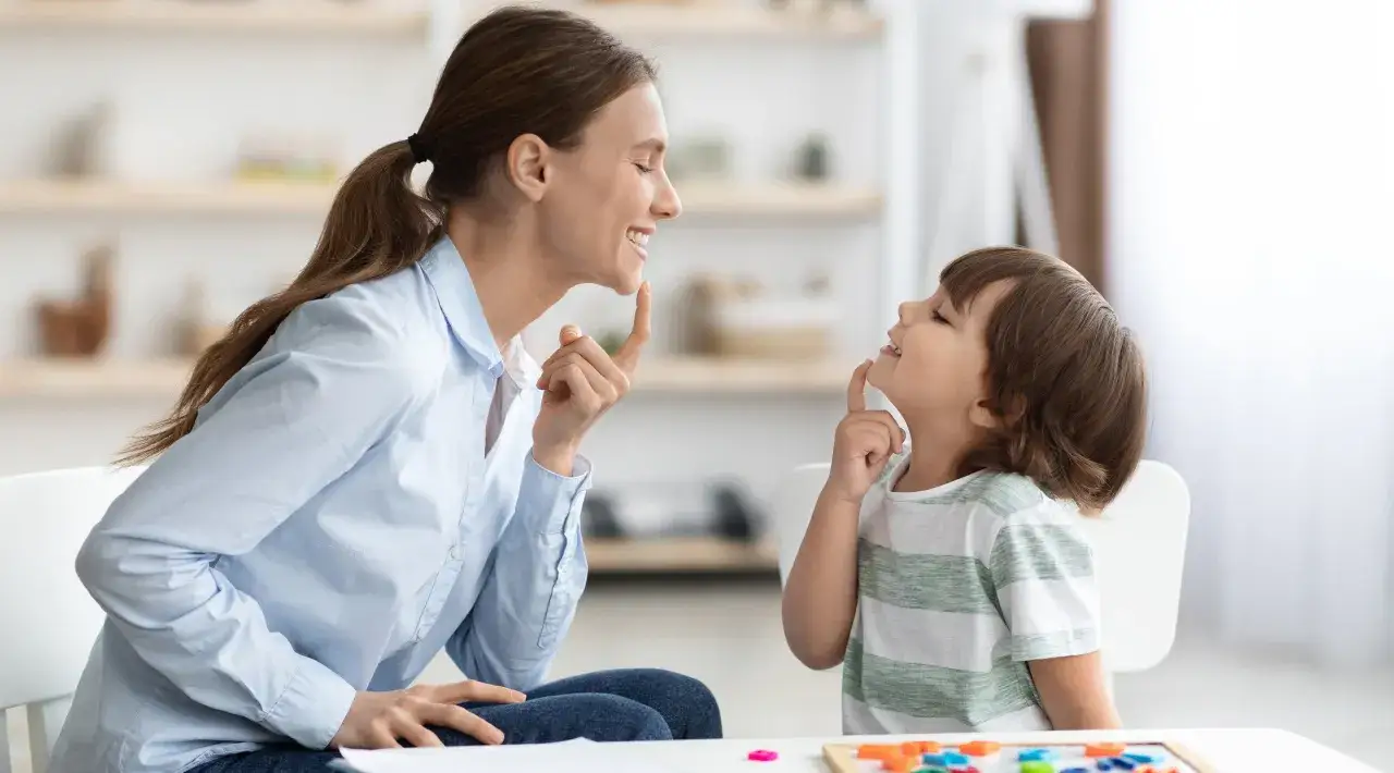 Radosna nauka kolorów dla dzieci. Terapeutaka i chłopiec bawią się, ucząc się barw.