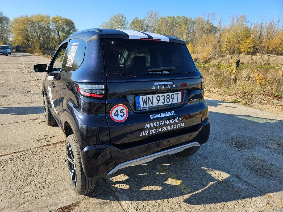 Czarny mikrosamoch&oacute;d Aixam z naklejką 