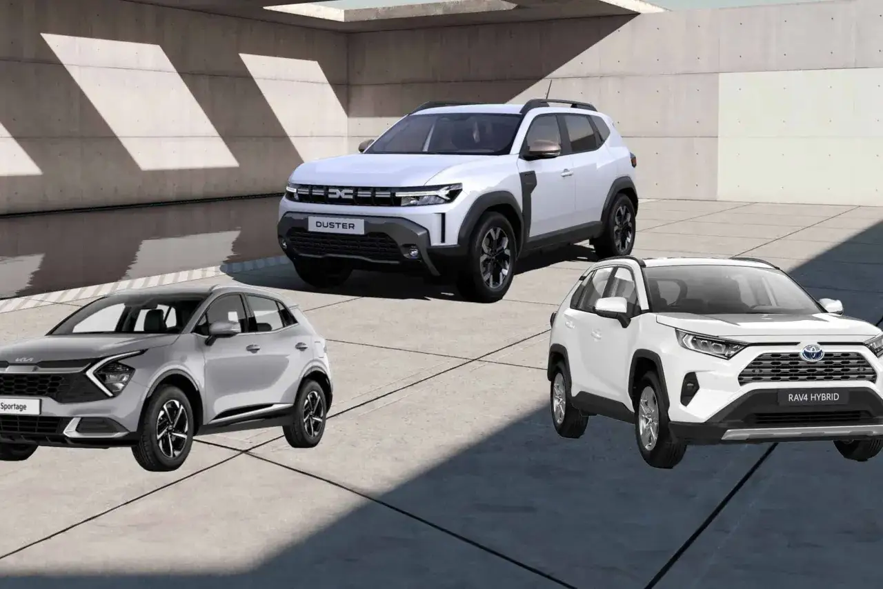 Biała Dacia Duster z imponującym prześwitem stoi obok srebrnego Kii Sportage i białej Toyoty RAV4 Hybrid.