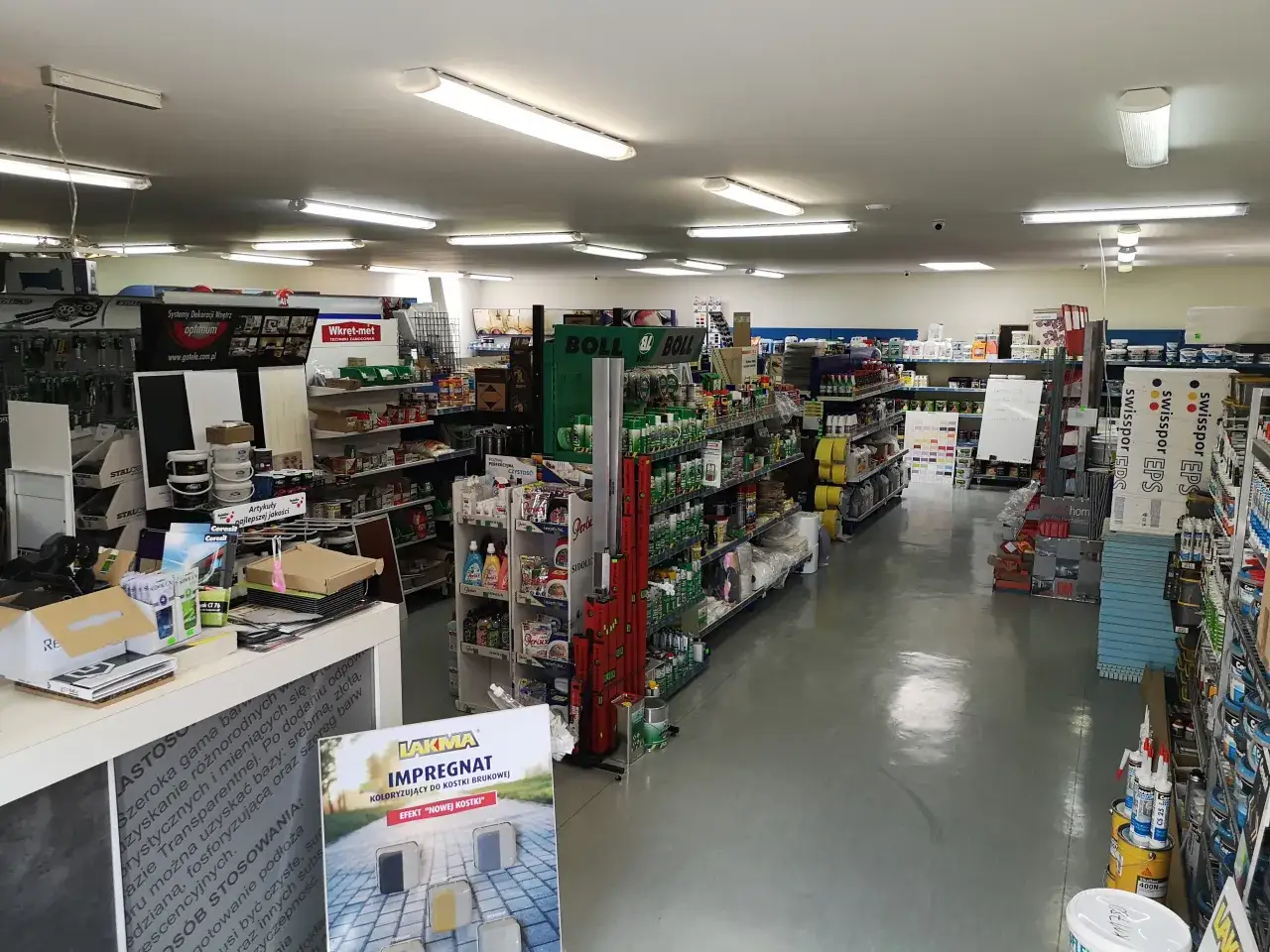 W sklepie lak bis sprzedaż materiałów wykończeniowych znajdziesz wszystko do remontu: farby, impregnaty, chemię budowlaną i akcesoria.