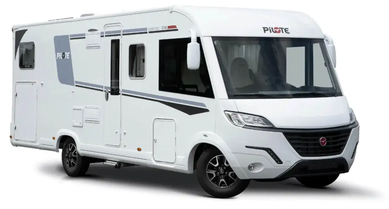 Biały kamper na 5 os&oacute;b marki Pilote, gotowy na rodzinne przygody.