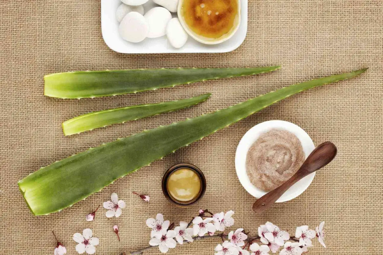 Naturalne składniki do walki z trądzikiem: aloes, mi&oacute;d i peeling. Delikatne kwiaty dodają uroku kompozycji.