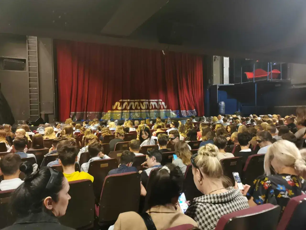 Widownia studia Buffo wypełniona po brzegi. Ludzie czekają na spektakl, siedząc w rzędach teatralnych foteli.
