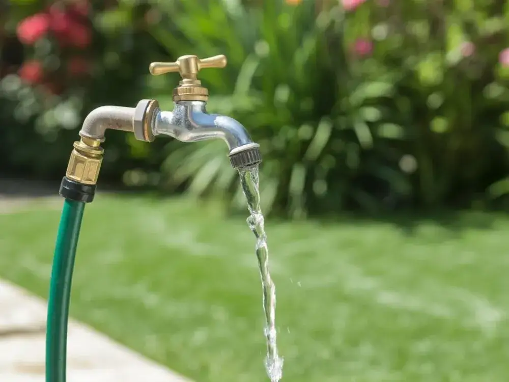 problemy z ciśnieniem wody w wężu ogrodowym, zagięty wąż, zatkane złączki