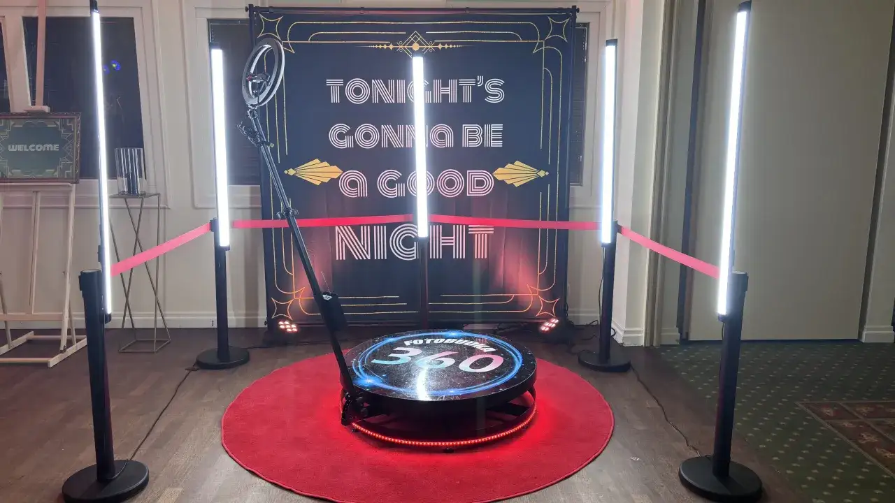 Fotobudka 360 z napisem 