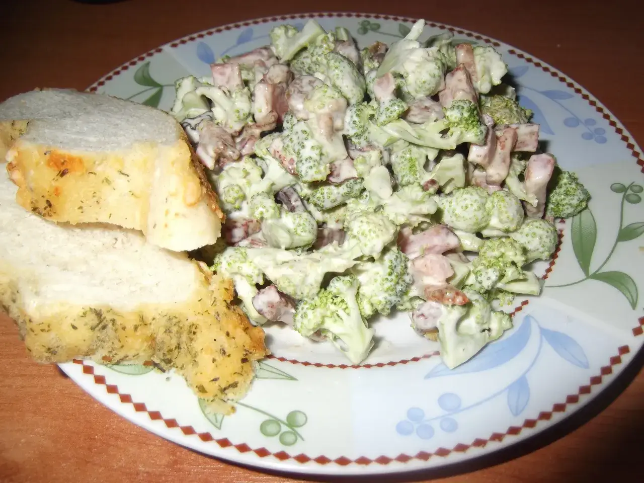 Pyszna sałatka z brokuła i boczku, podana z chrupiącym pieczywem czosnkowym.