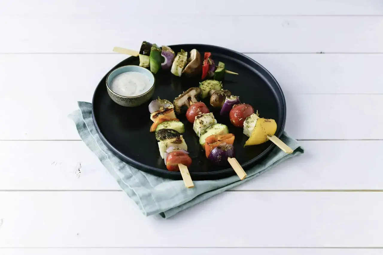 Kolorowe szaszłyki warzywne z serem halloumi na grillu