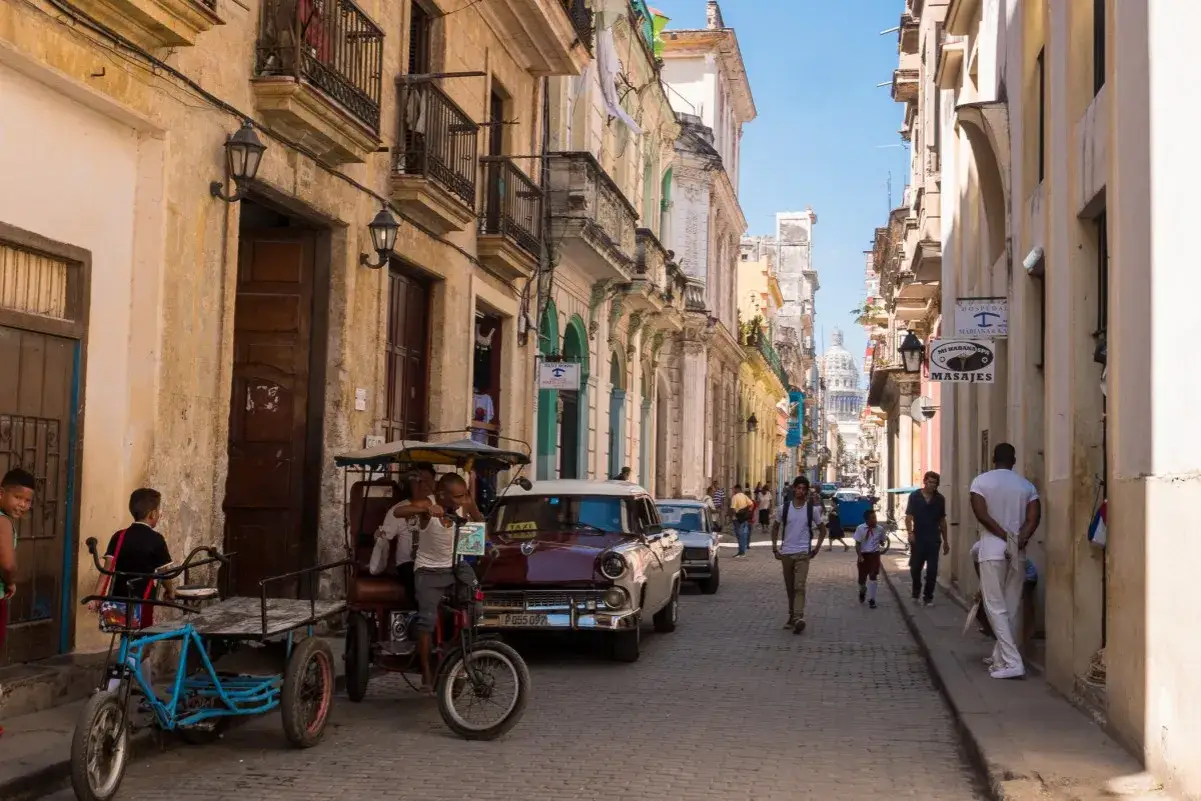 tłum turyst&oacute;w na ulicy w Starej Hawanie