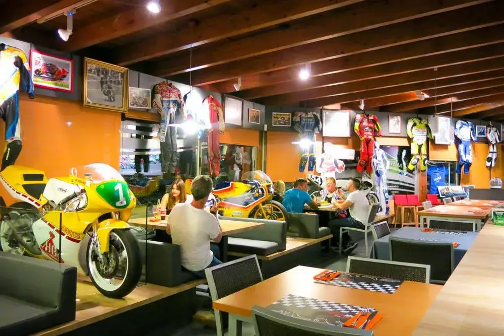 Interior de Moto Moto Tapas con motos y gente comiendo