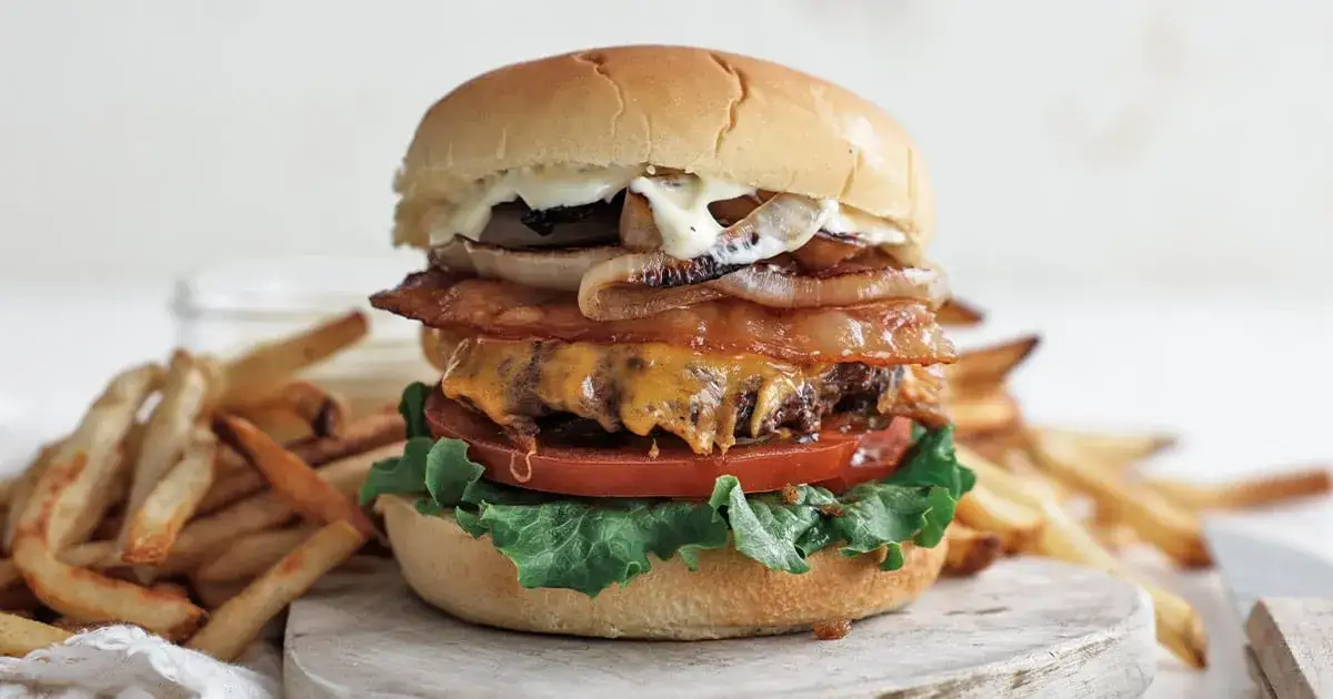 Klasyczne dodatki do burgera, burger cheddar bekon