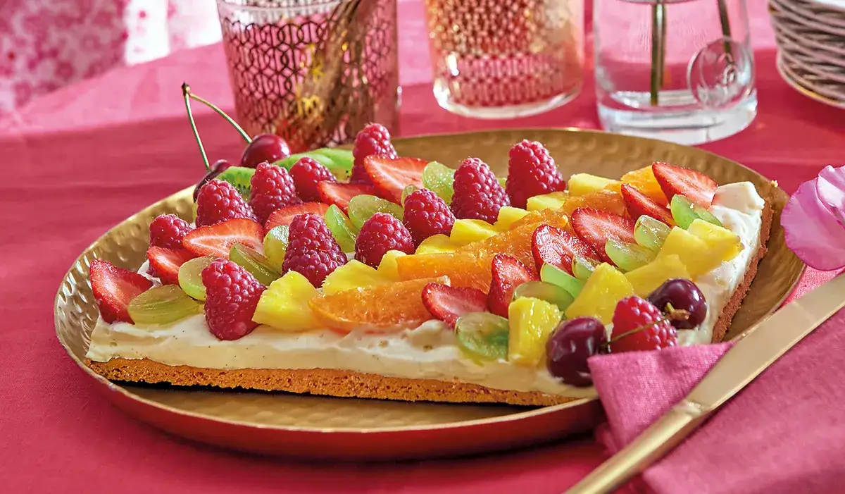 Dessert léger et chic, présentation élégante, fruits frais