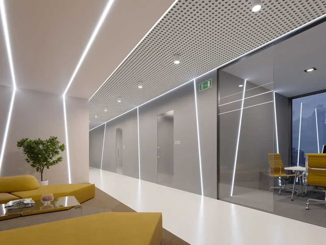 Nowoczesne wnętrze z żółtymi meblami i oświetleniem LED. Profil led podtynkowy aranżacje tworzą futurystyczny klimat w biurze.