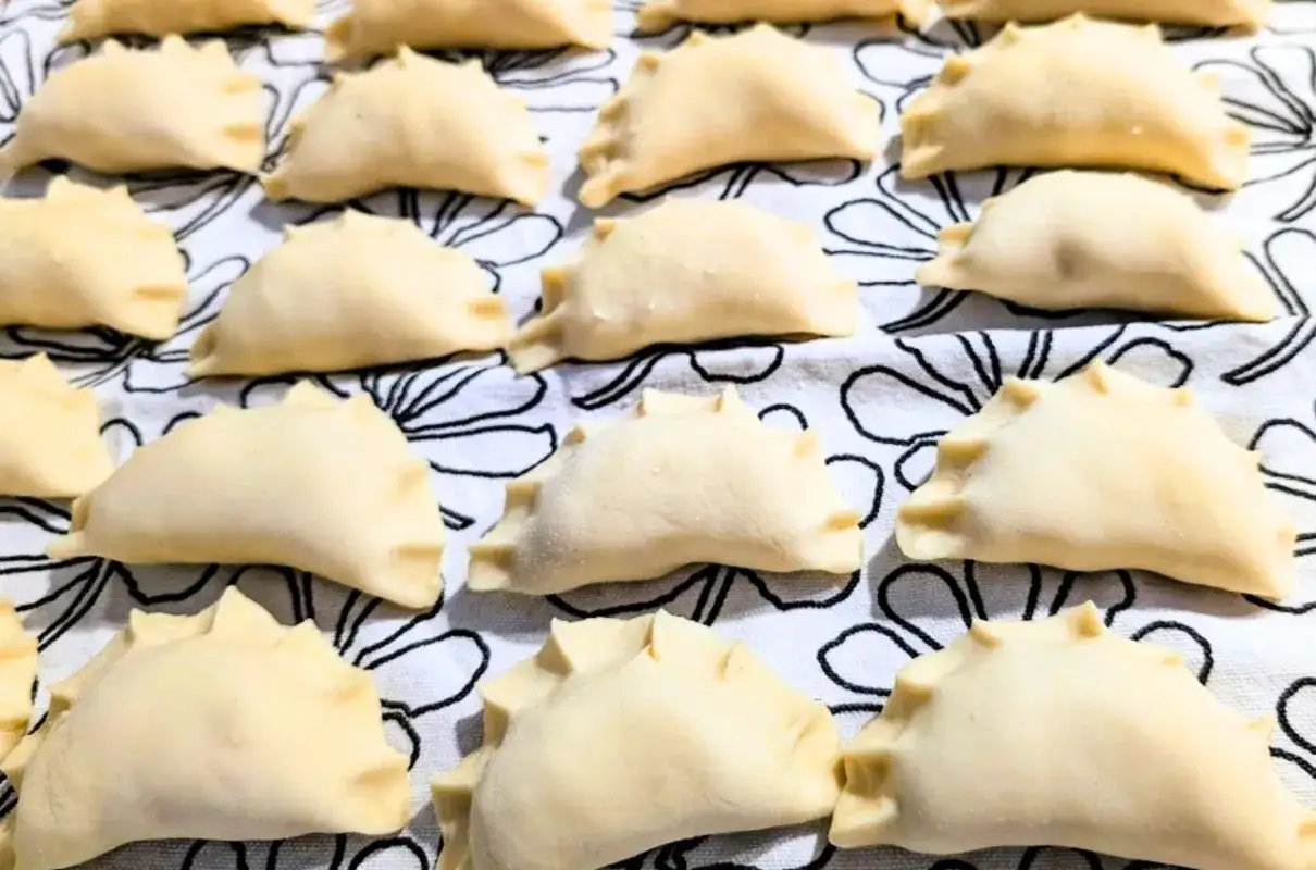 Gotowe do lepienia uszka na miękkim cieście. Poznaj sekret, jak zrobić ciasto na uszka żeby było miękkie i pyszne.