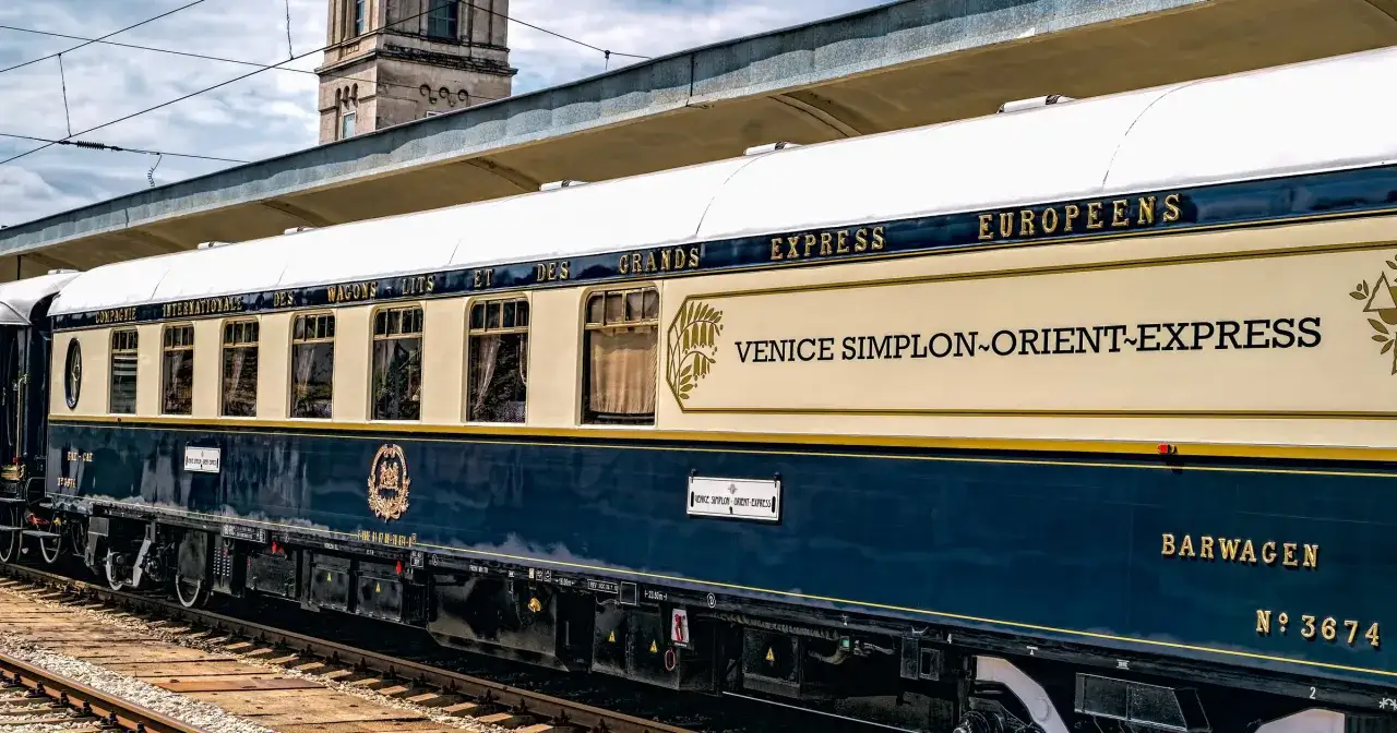 Luksusowy pociąg Venice Simplon-Orient-Express, znany z historycznej trasy, na stacji.