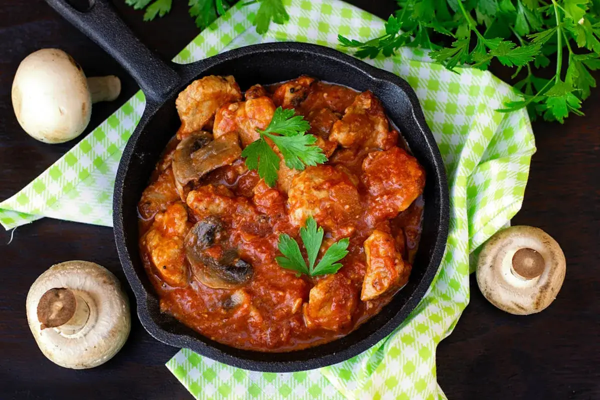 gulasz z karkówki z pieczarkami