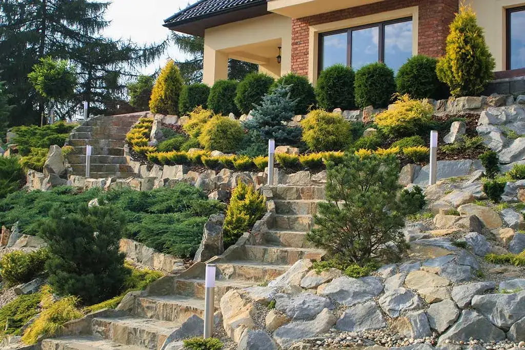 Schody z kamienia polnego w ogrodzie inspiracje