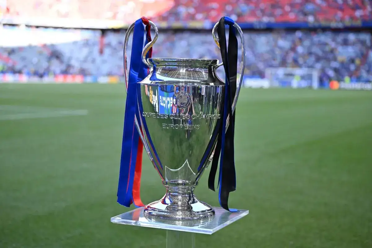 Trofeum Ligi Mistrzów na tle stadionu. Już wkrótce dowiemy się, kto wygra tegoroczną edycję, kiedy liga mistrzów.