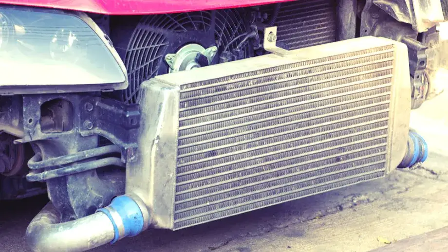 zabrudzony intercooler w samochodzie