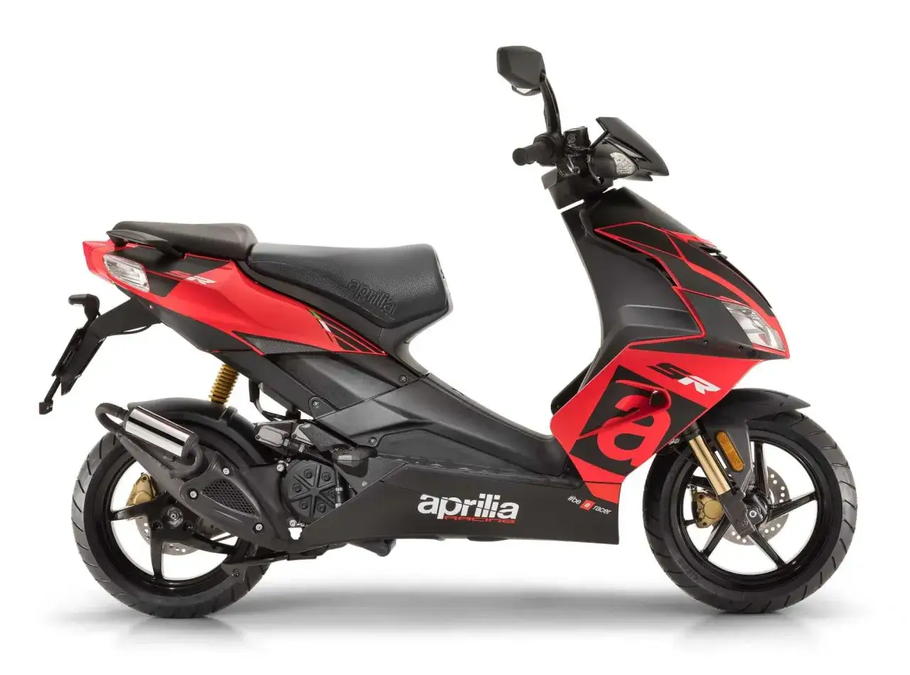 Sportowy skuter Aprilia SR w czerwono-czarnej kolorystyce, symbol niezawodności i stylu. Idealny dla tych, którzy szukają najbardziej bezawaryjne skutery.