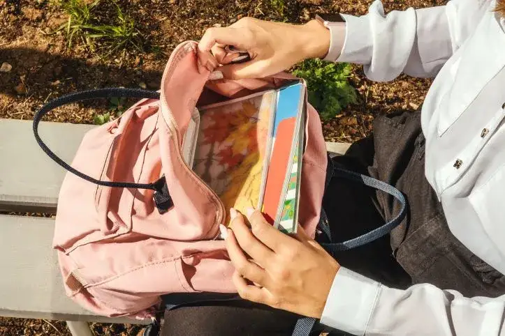 Uczeń odmawiający przeszukania plecaka w szkole