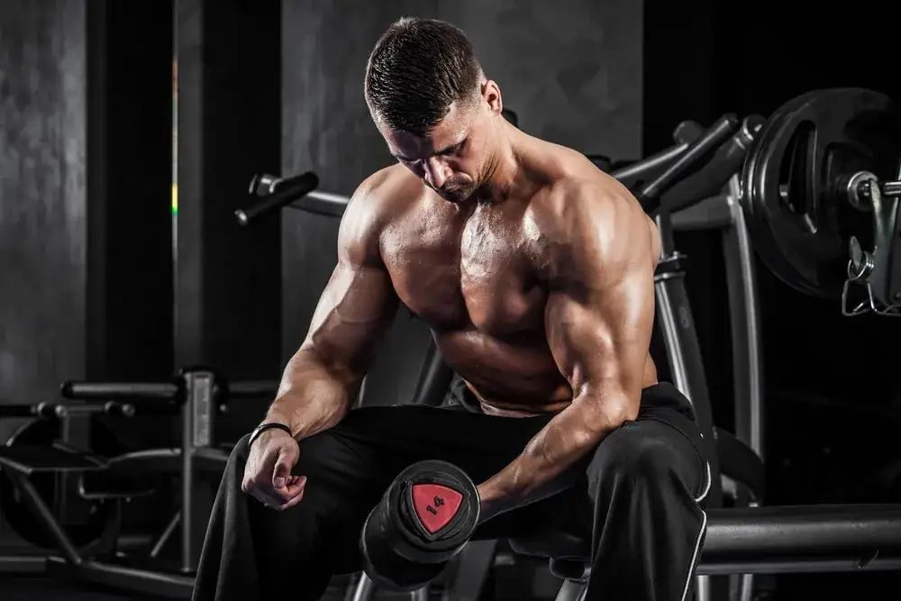 Osoba ćwicząca FBW na siłowni