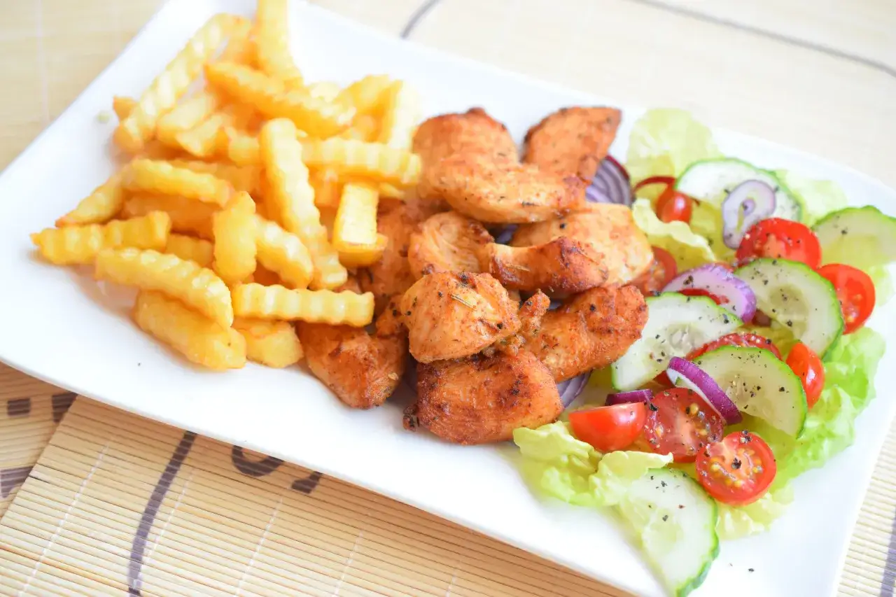 R&oacute;żne dania z kurczaka i frytki