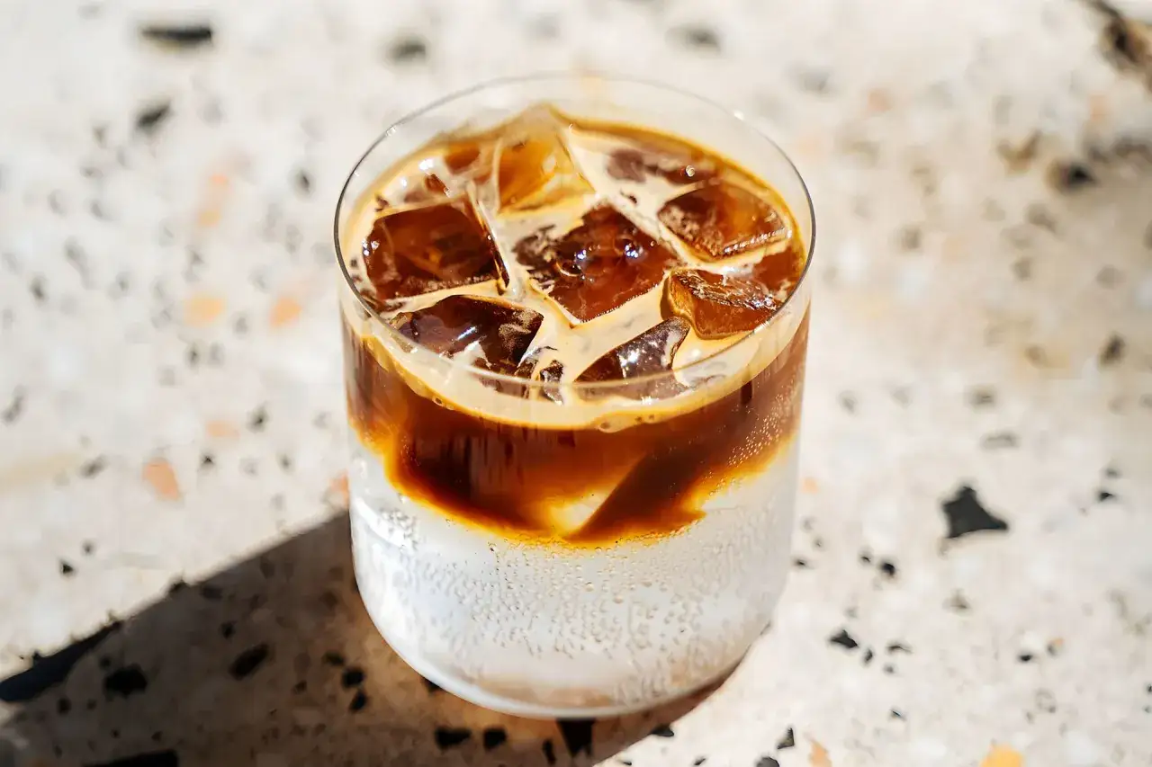 Orzeźwiający tonic espresso z kostkami lodu, idealny na gorący dzień.