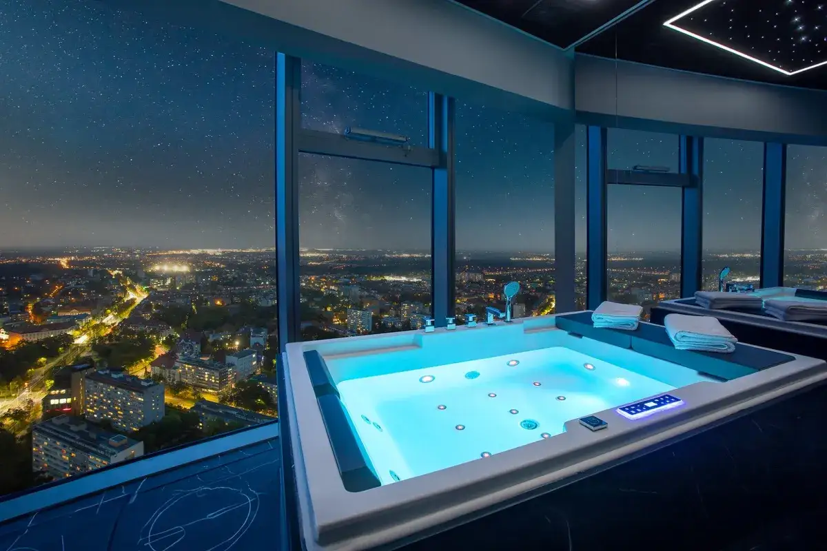 Luksusowy apartament z jacuzzi na szczycie wieżowca. Widok na nocne miasto i gwiazdy. Czy to właśnie skytower ma tyle pięter?