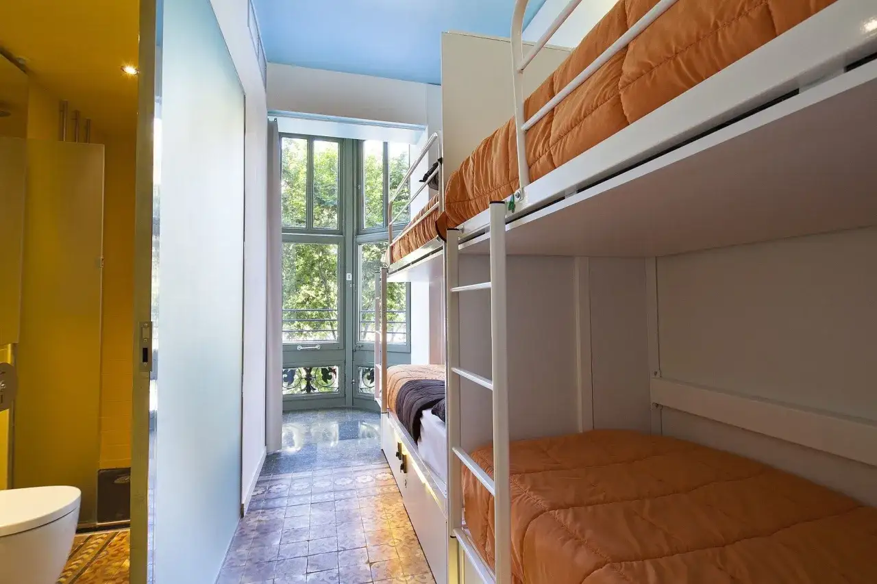 Różne typy zakwaterowania w Barcelonie: hostel, hotel, apartament