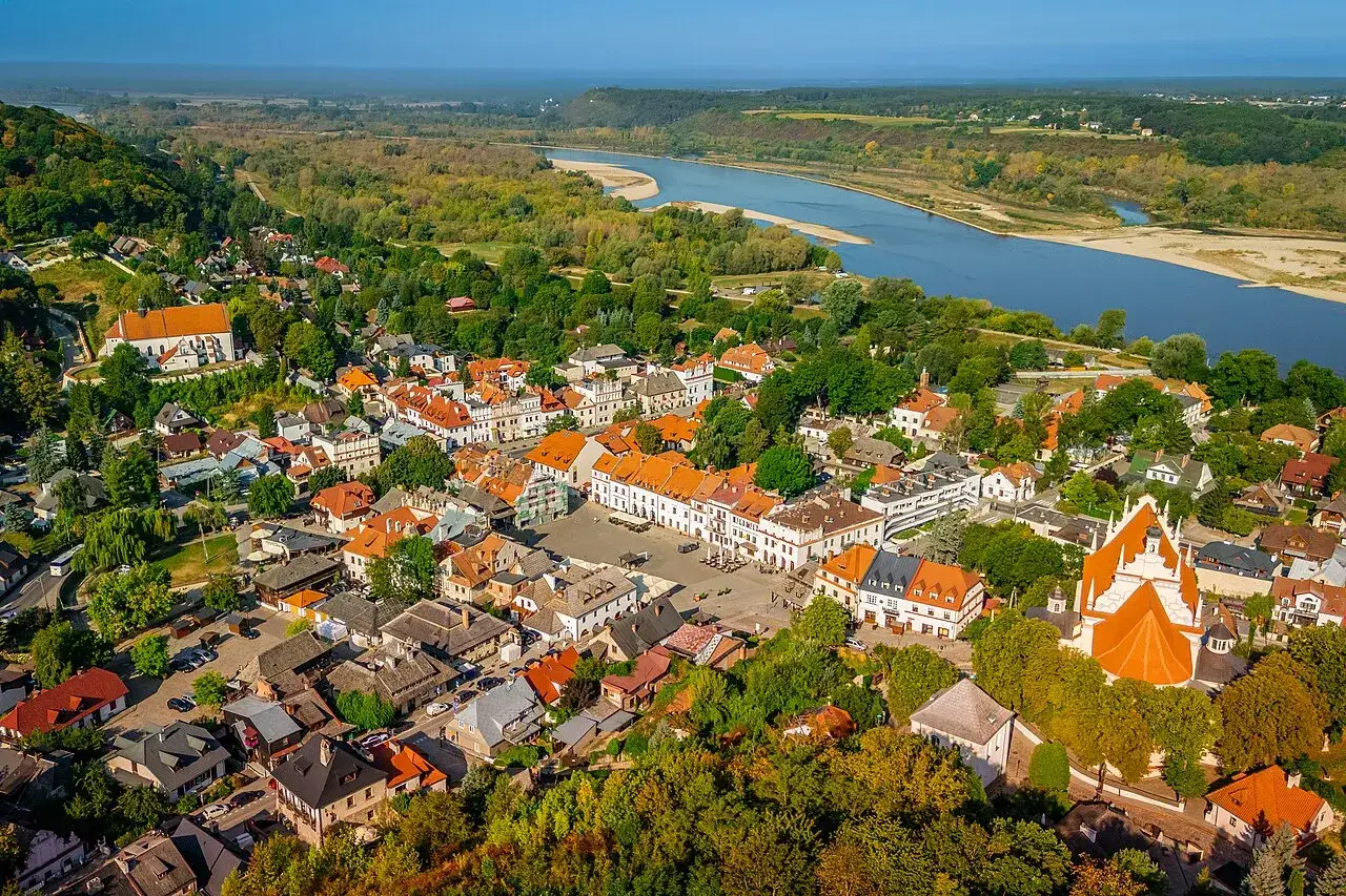 Malowniczy Kazimierz Dolny z lotu ptaka. Widok na rynek, kościół farny i Wisłę. Odkryj kazimierz dolny atrakcje!