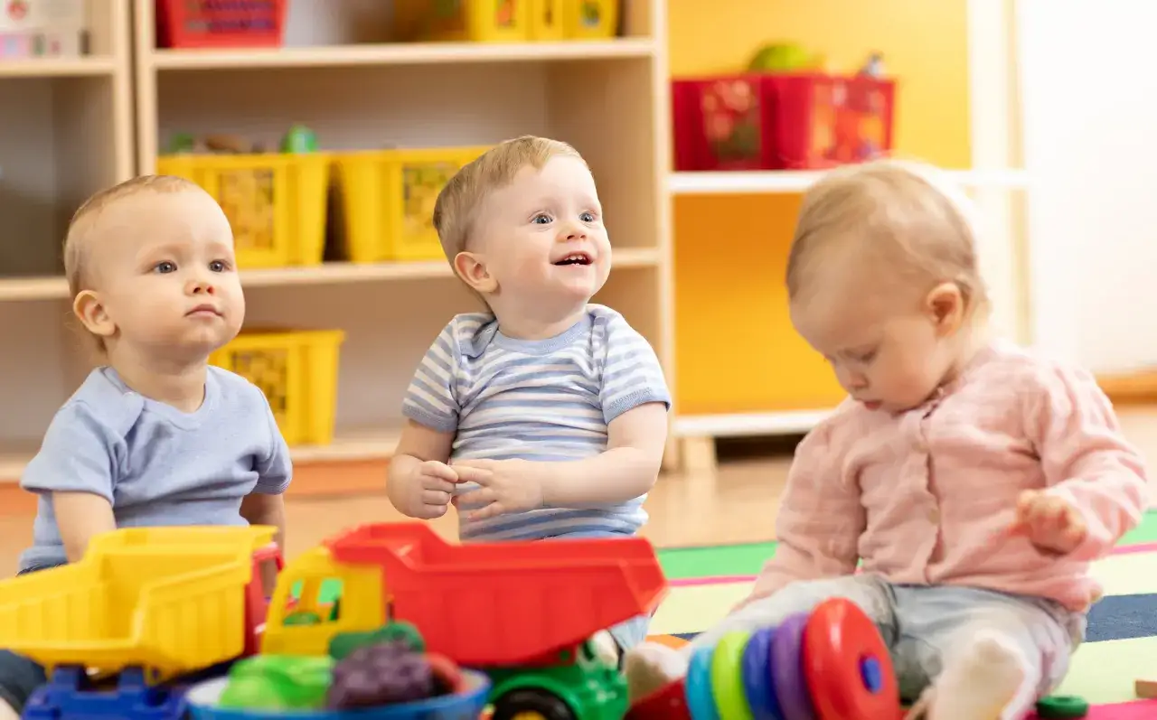 Szczęśliwe dziecko przygotowujące się do żłobka lub rodzic z dzieckiem w żłobku