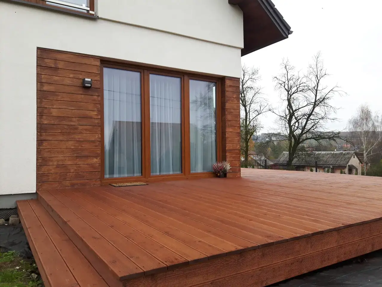 Nowoczesny taras drewniany jako przedłużenie salonu