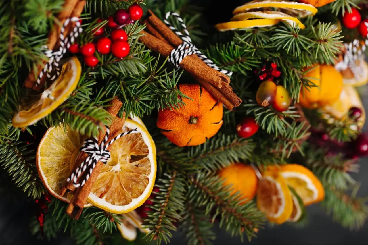 Ozdoby świąteczne z suszonych pomarańczy i szyszek