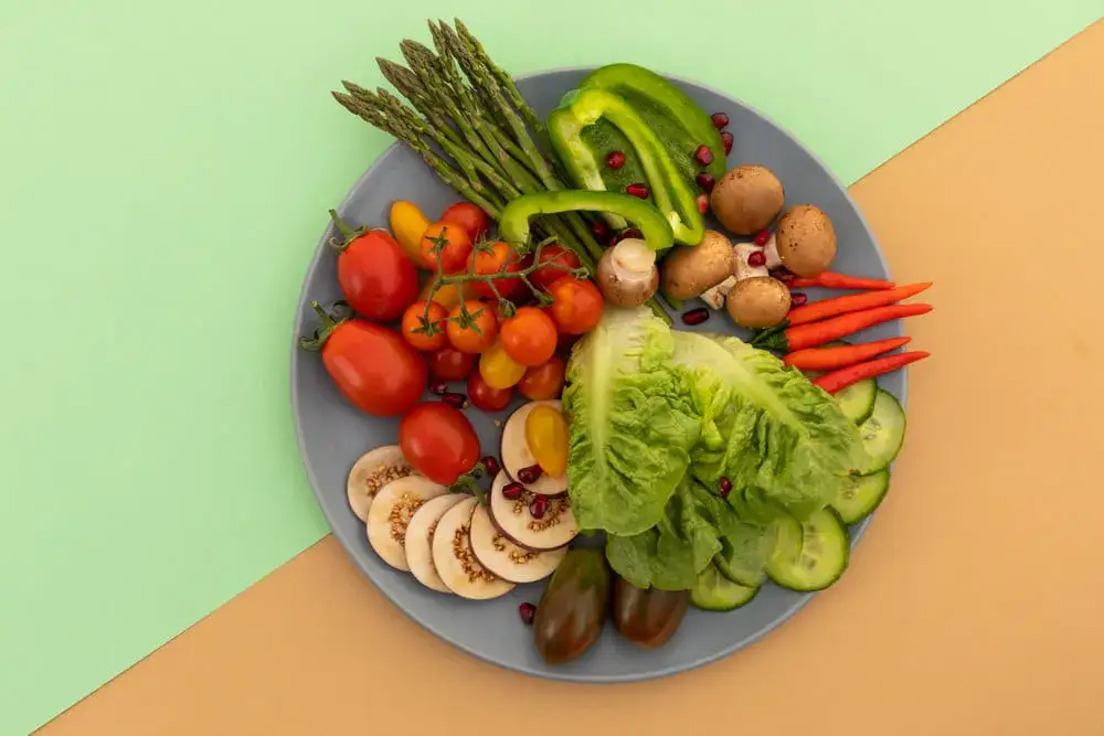 Zdrowa, zbilansowana dieta wegańska na talerzu