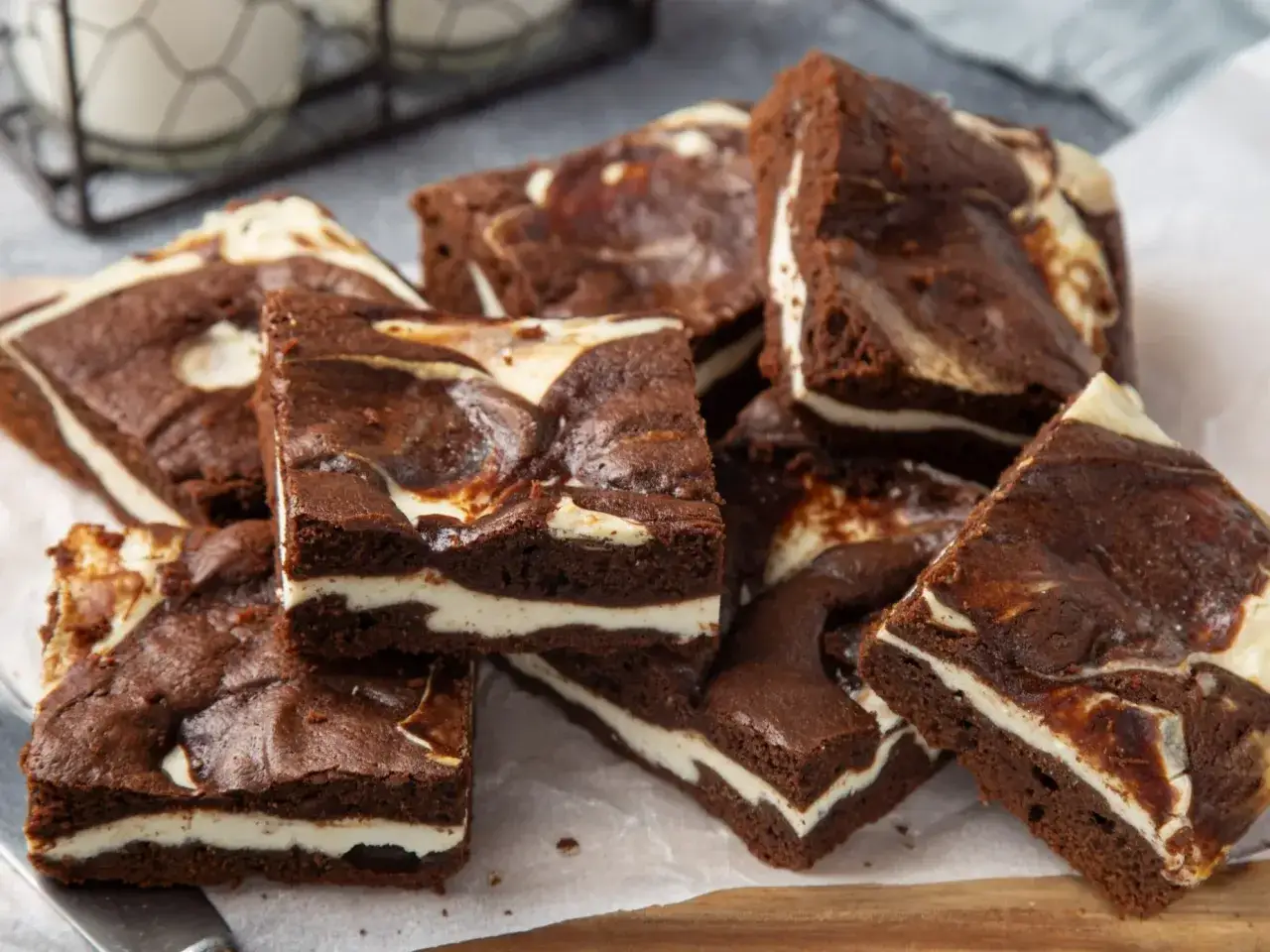 Czekoladowe brownie z kremową warstwą serową, idealne ciasto z serem na deser.