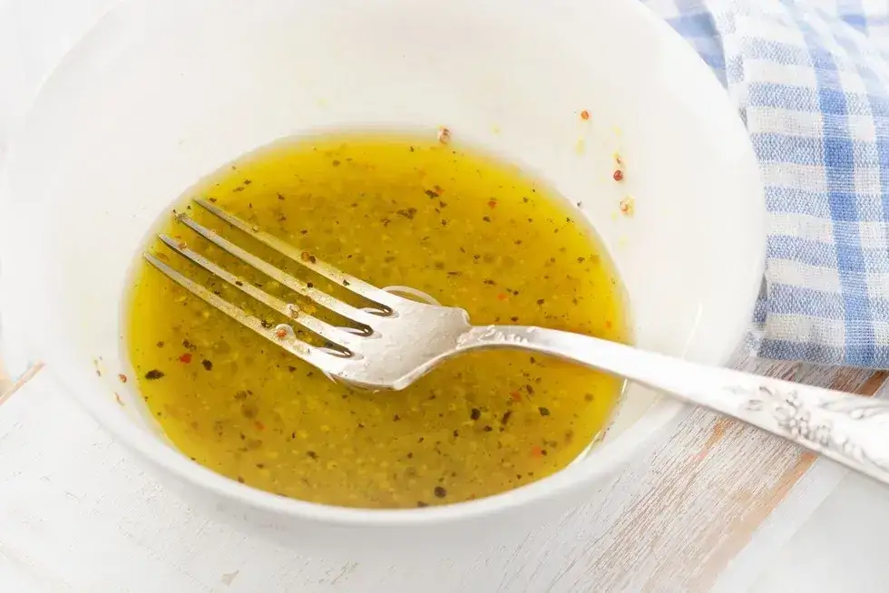 Zdjęcie Jak zrobić sos winegret do sałatki greckiej - prosty przepis na smak