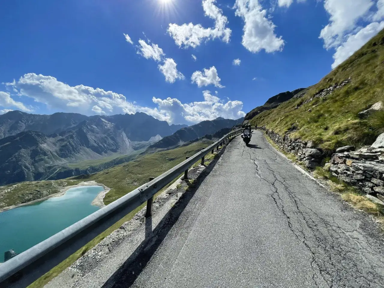 Motocykl na podnośniku podczas przeglądu przed podr&oacute;żą