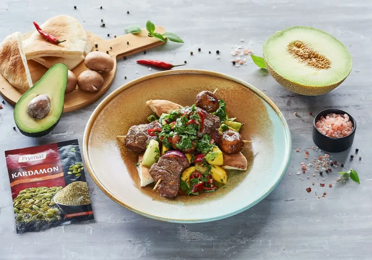 R&oacute;żnorodne sałatki do szaszłyk&oacute;w