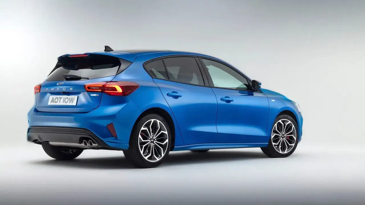 Niebieski Ford Focus 2025 z eleganckimi felgami i sportowym dyfuzorem, gotowy na nowe wyzwania.