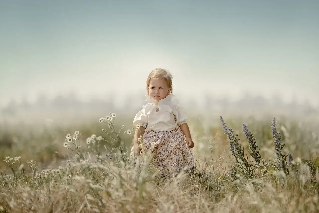 dziecko naturalnie pozujące do zdjęcia modeling