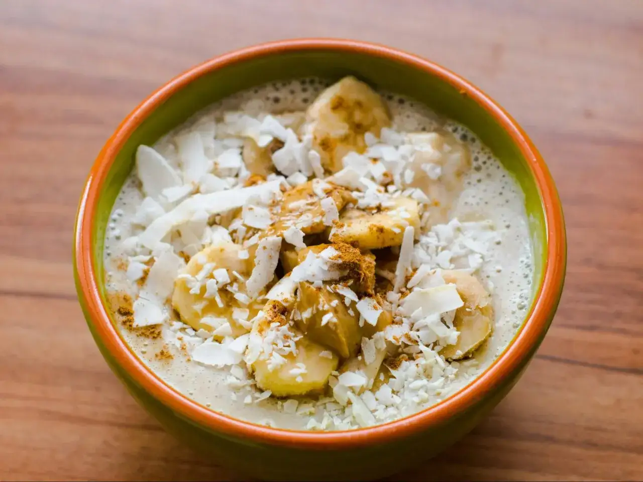 Miski z ryżem, bananem i wi&oacute;rkami kokosowymi. Idealne na śniadanie, gdy zastanawiasz się, ugotowany ryż co z nim zrobić.