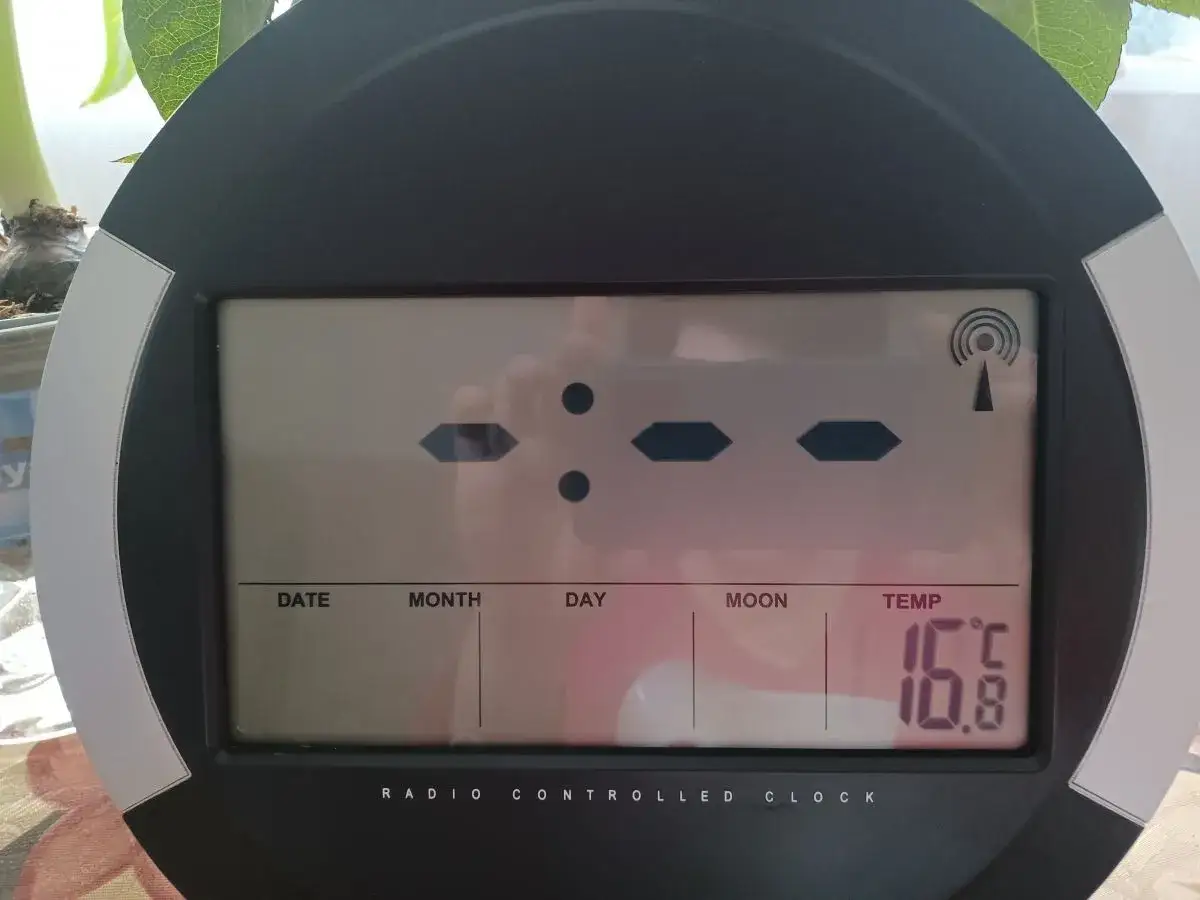 Zegar sterowany radiowo nie działa, antena sygnału jest pusta. Temperatura 16.8&deg;C.