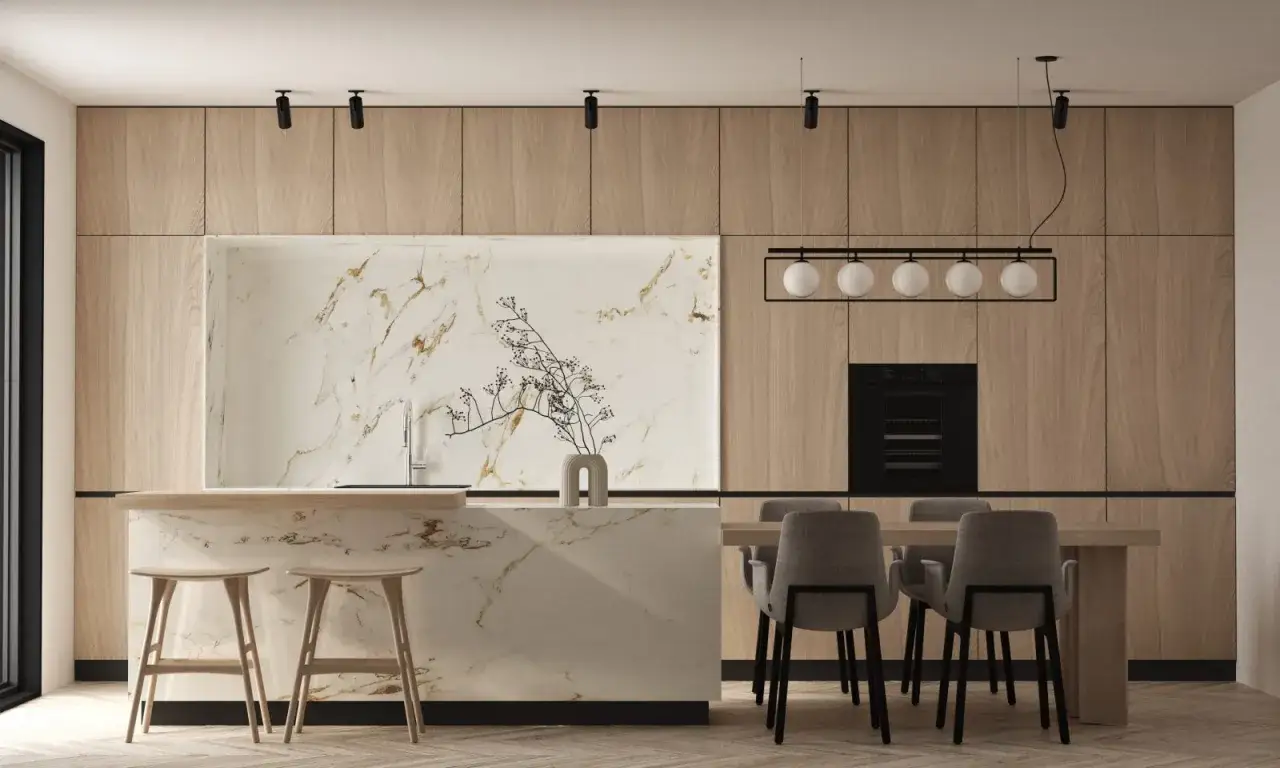Minimalistyczna styl japandi kuchnia z drewnianymi frontami, marmurową wyspą i jadalnią.