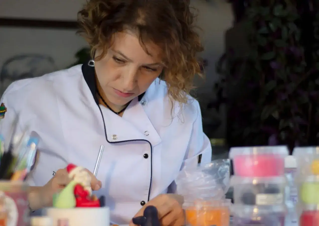 dekorowanie tortu żelem neutralnym na opłatku pędzelkiem