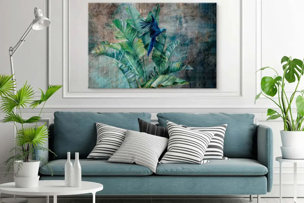 Tropikalny motyw z papugą i liśćmi bananowca na ścianie, idealne fototapety do małego salonu.