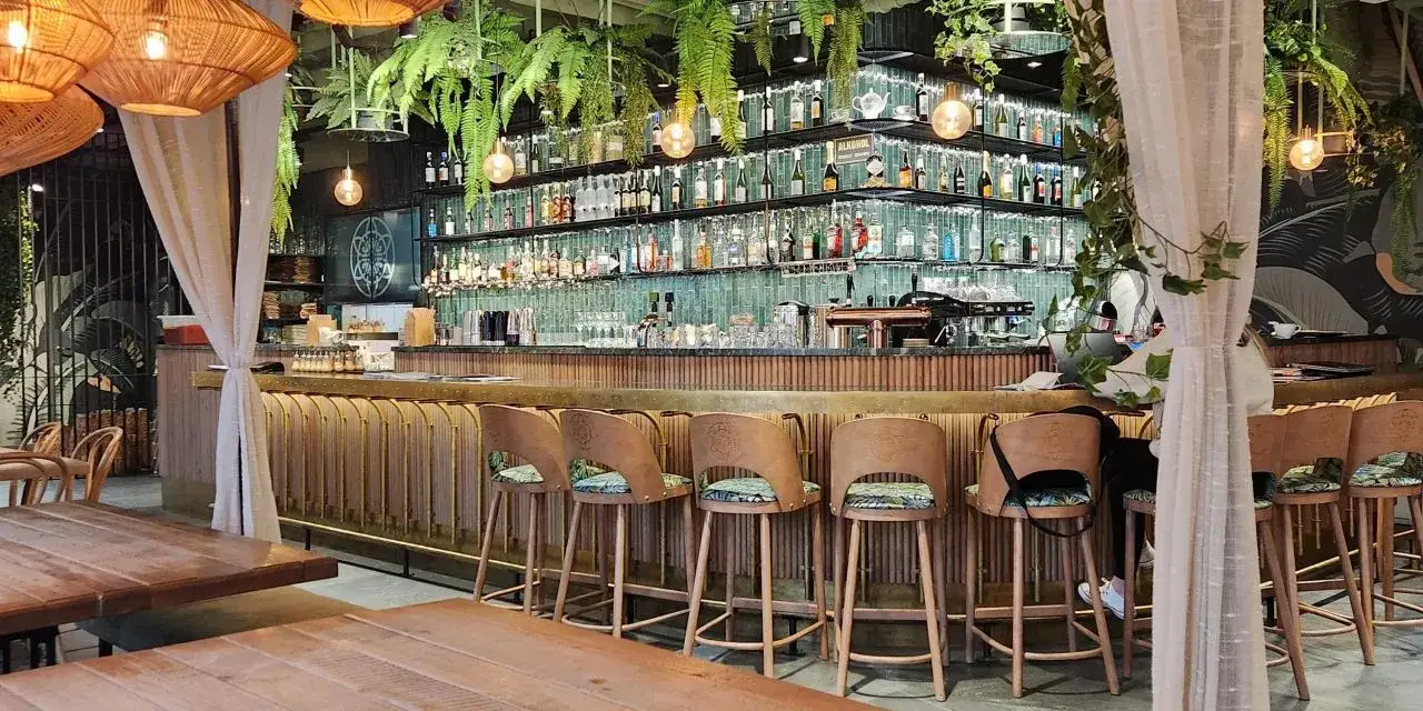 Interior moderno bar de tapas