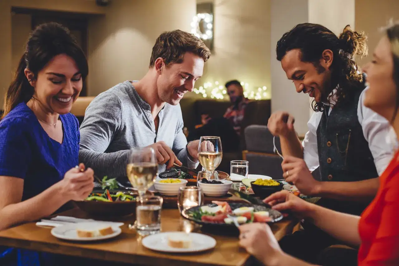 stylizacje męskie na obiad w restauracji