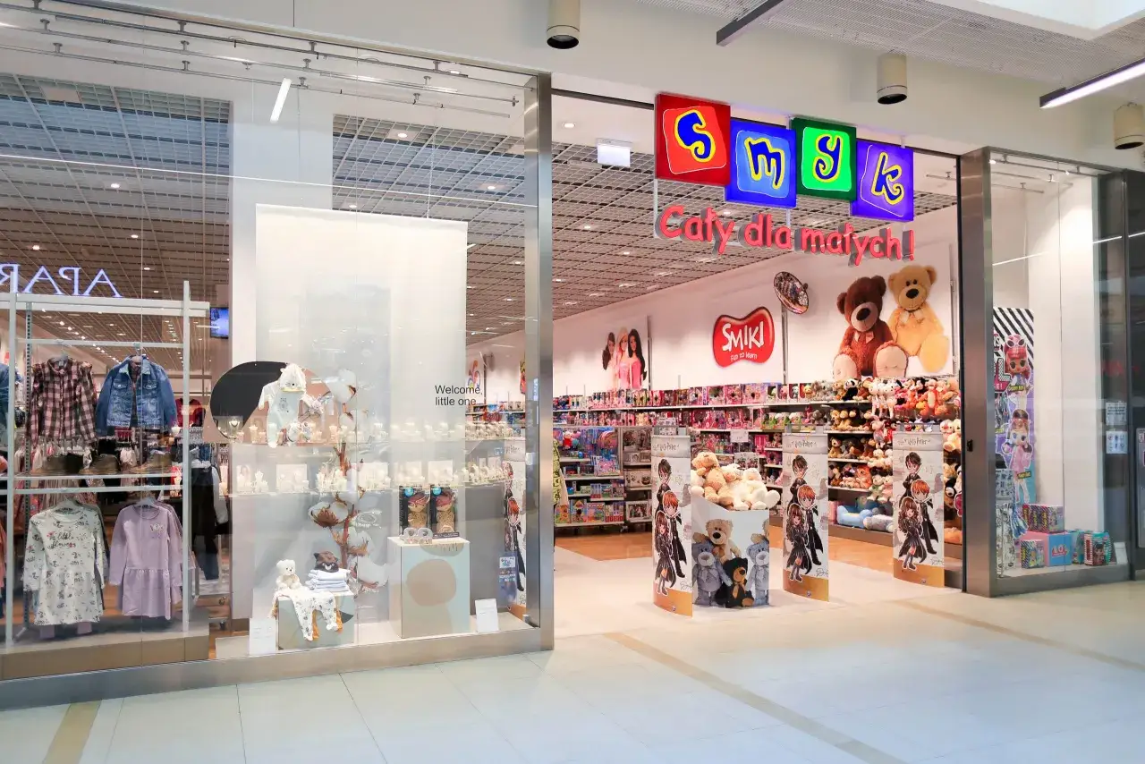 dziecko wybiera zabawki sensoryczne w sklepie smyk