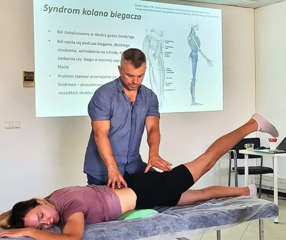 fizjoterapeuta pracuje z pacjentem bez bólu